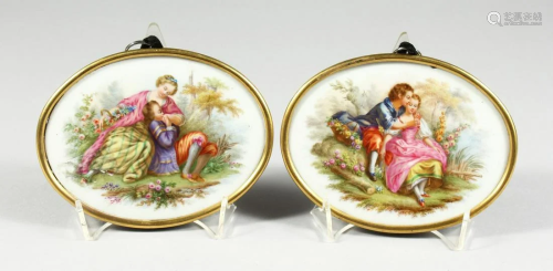 A GOOD PAIR OF 19TH CENTURY CONTINENTAL PORCELAIN