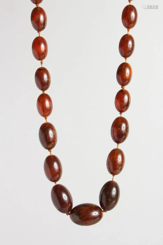 AN AMBER BEAD NECKLACE, 32 inches long