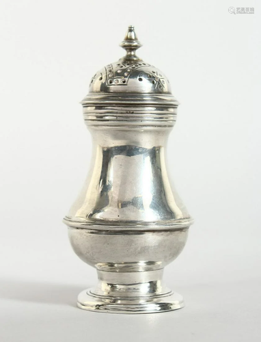 A SMALL GEORGE III SILVER PEPPERETTE, 4 inches high,