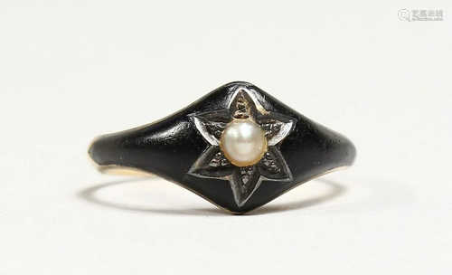 A GOLD AND ENAMEL MOURNING RING SET WITH A PEARL.