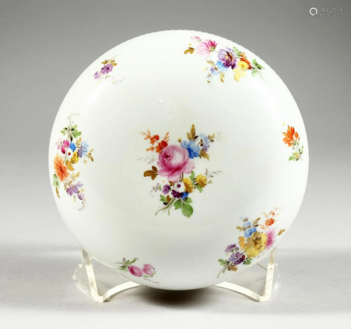 A GOOD MEISSEN PORCELAIN CIRCULAR BOWL AND COVER, edged