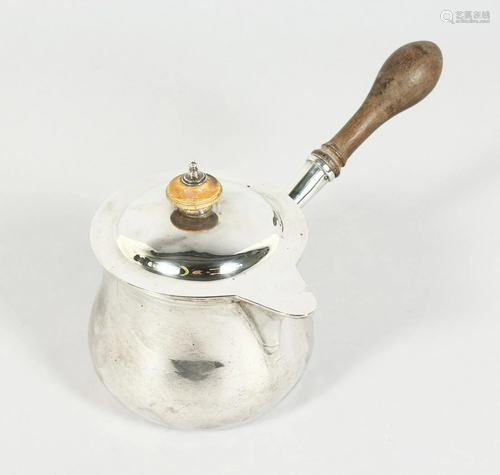 A GEORGE III SILVER BRANDY PAN and cover with wooden