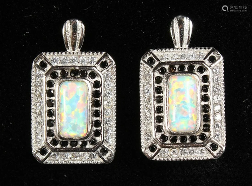 A PAIR OF ART DECO DESIGN DROP EAR RINGS