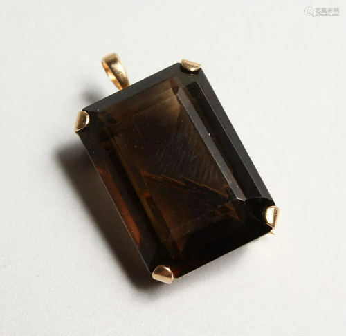 A 14CT GOLD SMOKY TOPAZ BROOCH.