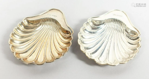 A SMALL PAIR OF SILVER SHELL SHAPED BUTTER DISHES,