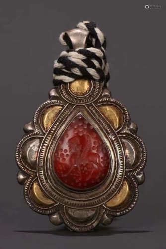 GILT SILVER WITH AGATE PENDANT