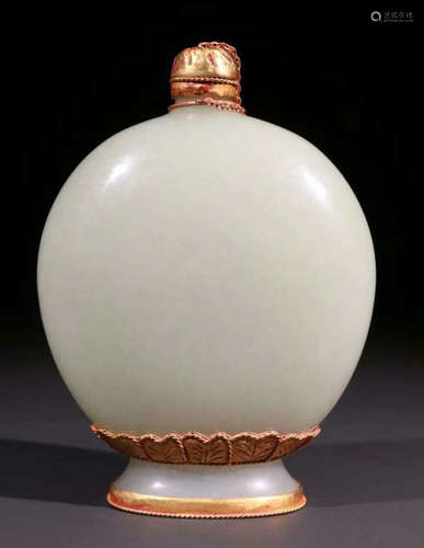 HETIAN JADE WITH GOLD VASE