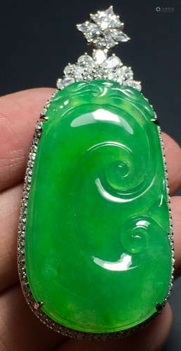 ICY GREEN JADEITE RUYI PATTERN PENDANT