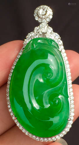 ICY GREEN JADEITE RUYI PATTERN PENDANT