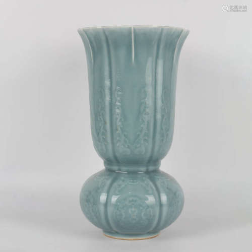 清乾隆-青釉浮雕花卉圖案六棱海棠瓶