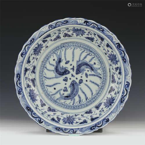CHINESE BLUE&WHITE PORCELAIN PLATE WITH TRIPLE FISHES MOTIF/...