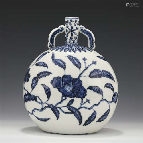 A CHINESE BLUE&WHITE PORCELAIN FLOWER PATTERN MOON FLASK VAS...