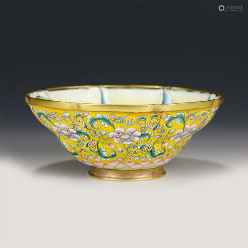 A CHINESE GILT BRONZE AND PAINTED ENAMEL FLOWERS BIRD BOWL/Q...