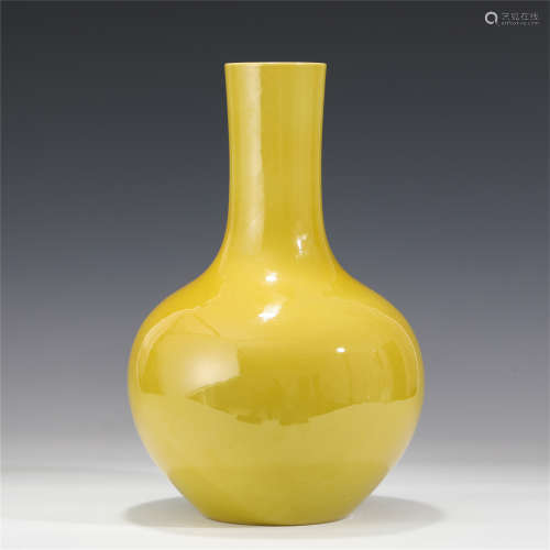 A LARGE DELICATE CHINESE YELLOW GLAZED VASE/QING DYNASTY