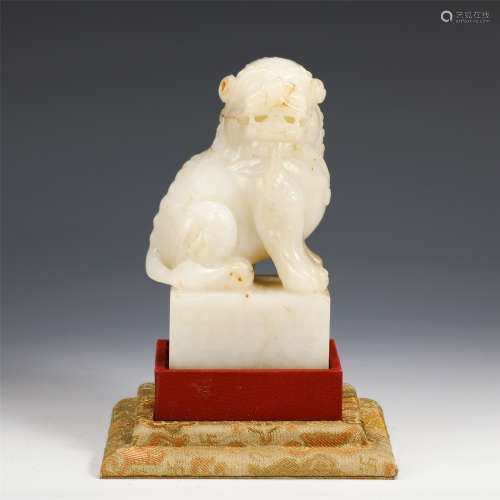 A CHINESE CARVED JADE FOO-DOG KNOB POEM SQUARE SEAL/QING DYN...