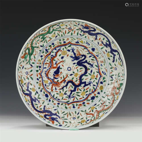 A CHINESE WUCAI GLAZE DRAGON PATTERN PORCELAIN VIEWS PLATE D...