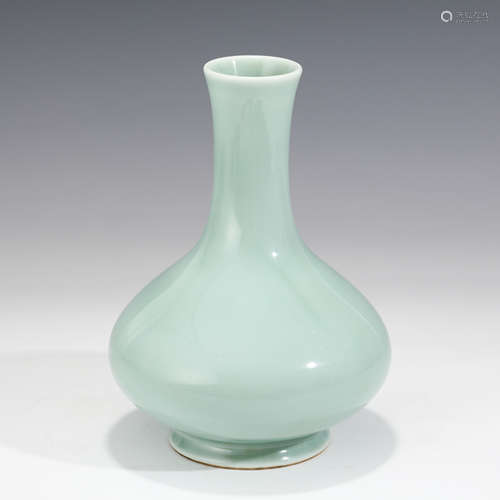 A CHINESE CELADON GLAZED PORCELAIN VASE