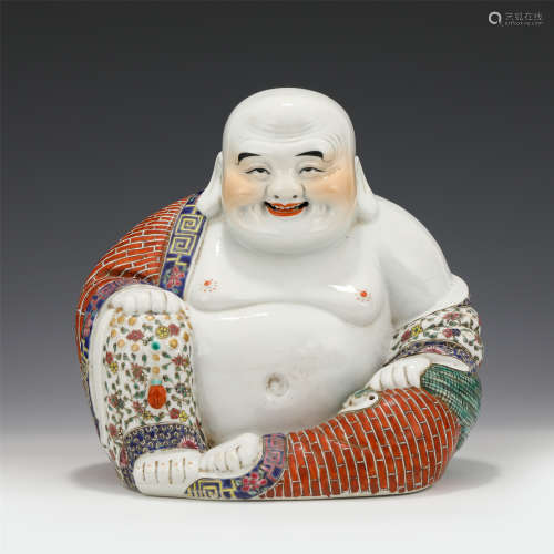 A CHINESE FAMILLE ROSE PORCELAIN SEATED BUDDHA STATUE