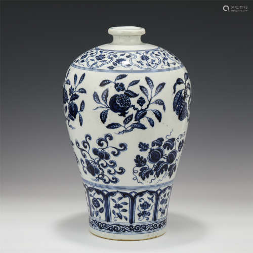 A CHINESE BLUE&WHITE PORCELAIN VASE WITH FLOWER/MING DYANSTY