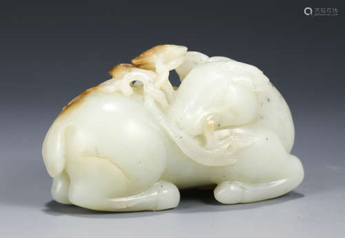A CHINESE CARVED JADE RECUMBENT FOO-DOG SHAPED DECORATION/QI...