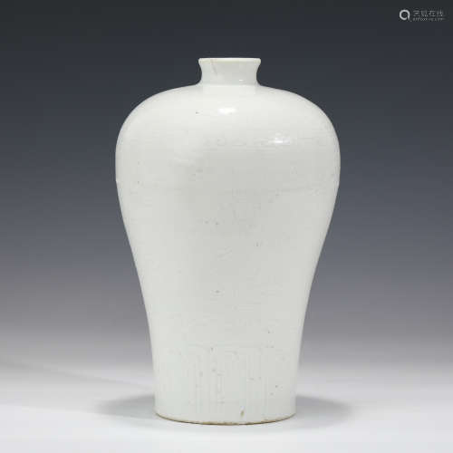 A CHINESE WHITE GLAZED INCISED VIEWS VASE/MING DYANSTY