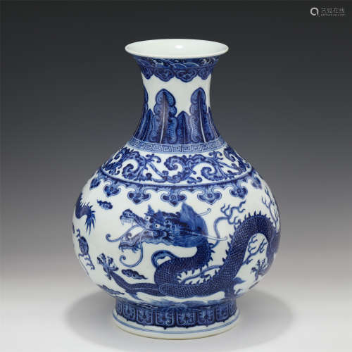 A CHINESE BLUE&WHITE PORCELAIN DRAGON PATTERN VASE/QING DYNA...