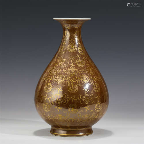 A CHINESE BROWN GLAZED GILT-DECORATED PORCELAIN VASE WITH SH...