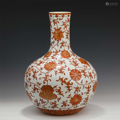 A CHINESE COPPER RED PORCELAIN FLOWER PATTERN VASE