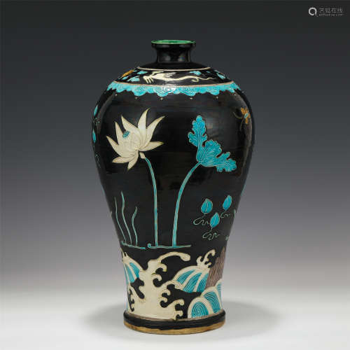A CHINESE FAHUA-GLAZED PORCELAIN MEIPING VASE WITH FLOWER PA...