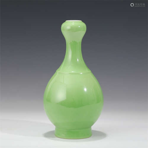 A CHINESE GREEN GLAZED PORCELAIN GARLIC-NECK VASE/QING DYNAS...