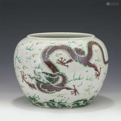 A CHINESE SANCAI PORCELAIN DRAGON PATTERN JAR/QING DYNASTY