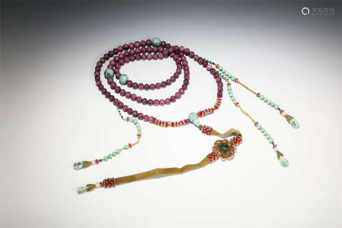 A CHINESE CHAOZHU COURT NECKLACE AND MATCHING BOX/QING DYNAS...