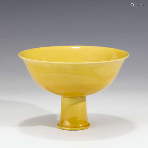 A CHINESE YELLOW GLAZED PORCELAIN STEM CUP/MING DYNASTY