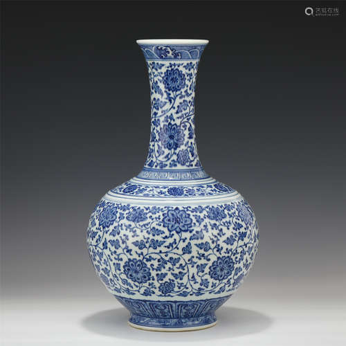 A CHINESE BLUE&WHITE PORCELAIN FLOWER PATTERN VASE/QING DYNA...