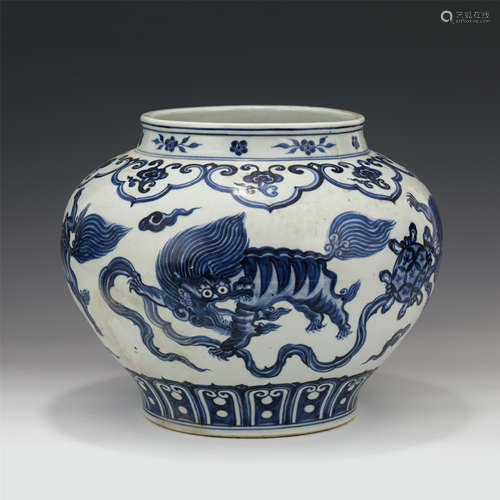 A CHINESE BLUE&WHITE JAR WITH FOO-DOG MOTIF/MING DYANSTY