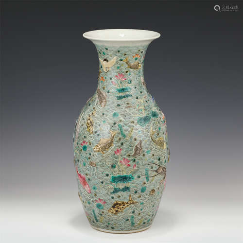 A CHINESE WUCAI GLAZE PORCELAIN VASE WITH FISH ALGAE PATTERN