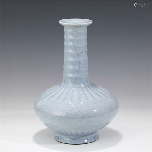 A CHINESE GUAN TYPE PORCELAIN VIEWS VASE/QING DYNASTY