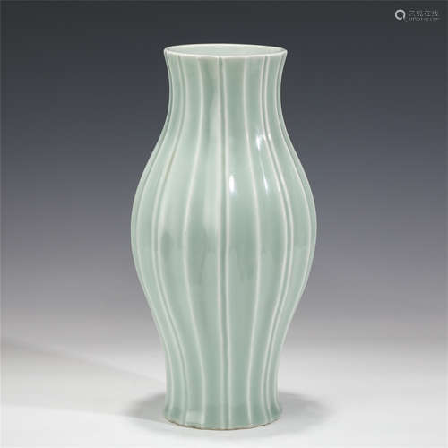 A CHINESE CELADON GLAZED MELON SHAPED PORCELAIN VASE/QING DY...