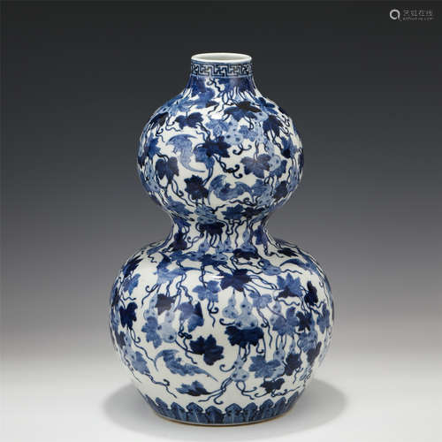 A CHINESE BLUE&WHITE PORCELAIN FLOWER PATTERN GOURD SHAPED V...