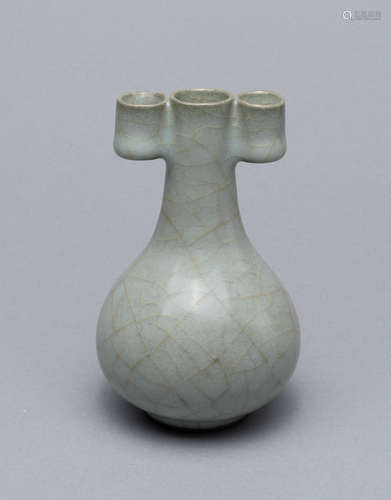 Chinese Ge Type Porcelain Cabinet Vase