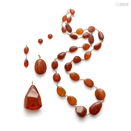 A GROUP OF AMBER JEWELRY