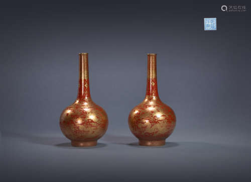 A pair of flask  With gold tracing from Qing