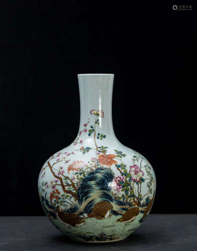 Famille rose globular-shaped vase from Qing
