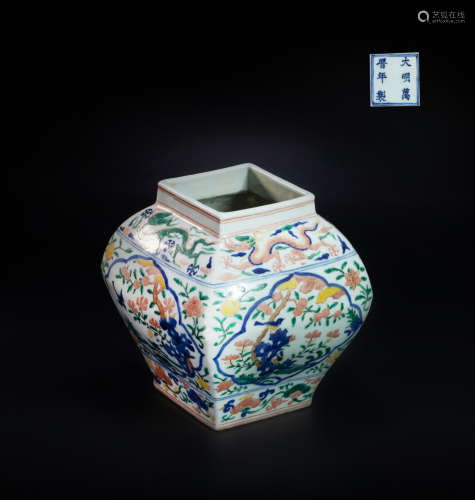 Five-coloured jar  With dragon pattern from Ming