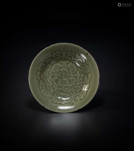 Yaozhou kiln bo Wl  With carved flo Wer from Song