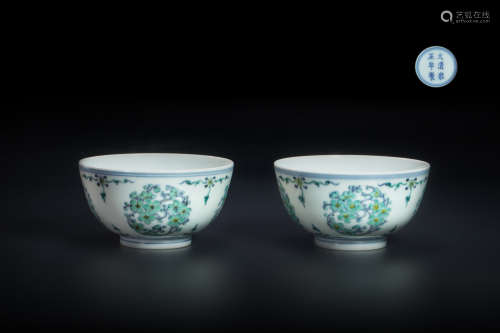 A pair of Famille rose bo Wl from Qing