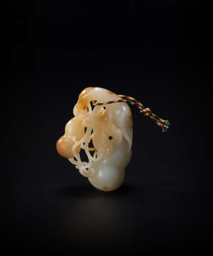 Jade pendant in gourd form from Qing