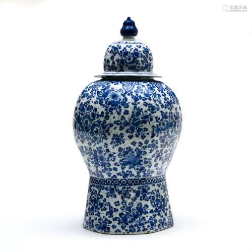 Grand vase couvertDELFT, FIN XVIIEEn faïence blanc bleu à dé...
