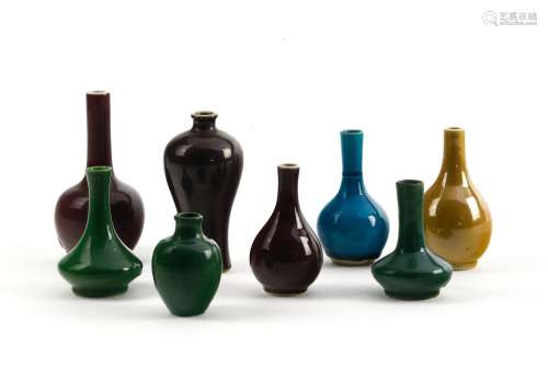Ensemble comprenant huit petits vases miniaturesCHINE - XIXE...