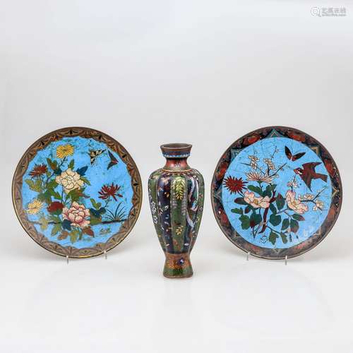 2 Cloisonné-Teller und Cloisonné-Vase China, 19./20. Jahrhun...